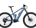 Das Sonic EVA TR1* ist der Einstieg in die Trailfully-Welt bei den Damenmodellen, kommt mit Suntour-Fahrwerk, Shimano MT420 Bremsen und Sram Zwölffach Antrieb und kostet 3399 Euro.