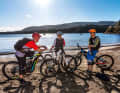 Ideales Herbst- und Frühjahrsziel: Während sich in den Alpen schon der Schnee türmt, verwöhnte Elba die EMTB-Crew im November noch mit 20 Grad. Dominik, Sabrina und Kay bei einem Schwätzchen am Strand von Porto Azzurro.