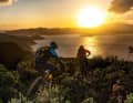 Picco und Empi genießen einen Trail in der Abendsonne mit Blick auf Marina del Campo.