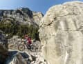 Ultra-Marocche: Diese Tour übertrifft alle Trail-Erwartungen, die man bisher an den Gardasee hatte: Die Marocche, eine Landschaft mit abertausenden Felsbrocken im Sarcatal nördlich von Arco, die nach der letzten Eiszeit in einem riesigen Felssturz von den schroffen Wänden des Monte Casale gefallen sind und den Lago di Cavedine aufgestaut haben, bieten heute die spannende Kulisse für viele attraktive E-MTB-Touren.