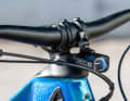 Die Lampe von Lezyne ist nun Serie an allen Modellen und wird direkt aus dem Akku mit Strom versorgt. An- und Abschalten lässt sich das Licht aber nur mit ein wenig Gefummel über das Menü.