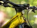 Der Frontscheinwerfer von Lezyne ist Serie an allen Modellen und wird direkt aus dem Akku mit Strom versorgt. Hinten gibt's ein kleines Akku-Rücklicht. Dank separatrem Lichtschalter am Lenker muss man die Beleuchtung nicht erst aufwändig im Menü aktivieren.