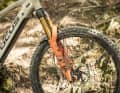 Genau für solche Bikes wurde die Fox 38 entwickelt! Viel Federweg, 29 Zoll: Hier helfen die dicken Standrohre, das Bike im ruppigen Gelände auf Kurs zu halten.