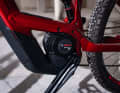 Der kräftige Bosch CX Gen4 treibt das Bike an und wird in der Serie von einem Bosch-Akku mit 625 Wattstunden befeuert. Mit Dual Battery System lässt sich die Kapazität sogar auf 1125 Wattstunden aufbohren.
