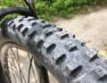 Die Schwalbe Nobby Nic kommen in voluminösen 2,35 Zoll, allerdings in der billigen Mischung.