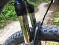 Die RockShox-Gabel ist eine der wenigen Luft-Federgabeln im Test und kann mit einfacher Einstellung überzeugen.