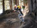 Ein moderner Downhill: Schnell, ruppig und voller Stunts