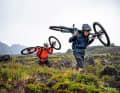 Wenn diese Burschen ihr Bike schultern, ist Fahren tatsächlich keine Option mehr: René Wildhaber (links) und Matt Hunter. René ("Racing is Life!") mit Klickpedalen, Matt ("Freeride forever!") auf Flats.