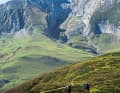 Wie eine Wand: Die Gebirgspässe wie hier der Petit Gabizos (2639 Meter), sehen von Ferne uneinnehmbar aus. Doch irgendwo klettert immer ein Singletrail rauf und wieder runter.
