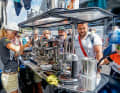 Das zieht: Eine teure Espressomaschine, gute Bohnen und ein fähiger Barista locken Bikefans zum Radon-Stand.

  