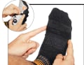 1 Zehengelenke ertasten: Damit Sie die Pedalplatte an der richtigen Stelle platzieren, ertasten Sie zuerst die Grundgelenke von großem und kleinem Zeh ohne Schuh. Es geht leichter, wenn Sie die Zehen dabei etwas anziehen. Wiederholen Sie dann das Tasten der Grundzehengelenke im Schuh. Markieren Sie die Gelenke seitlich am Schuh mit etwas Klebeband oder einem Stift.
