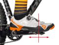 5 Längsposition: In der Praxis kann es vorkommen, dass sich die anfangs ermittelte Längsposition nicht richtig anfühlt oder sogar Schmerzen verursacht. Versetzt man die Cleats weiter nach hinten, wird die Wade entlastet und man steht sicherer auf dem Pedal. CC-Fahrer werden die Cleats eher weiter Richtung Ballen positionieren, um effektiver treten zu können.