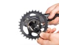4 Kettenblatt aufsetzen: Das neue Kettenblatt wird natürlich wieder einfach von hinten auf die Kurbel aufgesetzt. Die richtige Position geben die Verzahnung und die drei Schrauben vor. Bevor Sie die Schrauben mit dem 25er-Inbus-Schlüssel mit 8 bis 9 Nm festziehen, sollten Sie diese mit etwas mittelfester Schraubensicherung bestreichen.