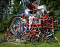 Weltmeister, so weit das Auge reicht: Faustin Figaret (FRA,DH), Kathrin Stirnemann (SUI,CC, Weltmeisterin Eliminator), Alexandra Keller (SUI,CC, Weltmeisterin Juniorinnen-Cross-Country), Ralph Näf (SUI, CC-Teamchef, Weltmeister Eliminator, Team Relay und Marathon), Chris Stahl (GER, Firmeneigner Radon, H&S Bike-Discount), Joost Wichmann (NED, DH, Weltmeister 4X), Manon Carpenter (GBR, DH, Weltmeisterin Downhill), Johannes Fischbach (GER, DH, Weltmeister City Downhill), Mathias Flückiger (SUI, CC, Weltmeister U23 Cross Country).