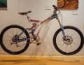 Ein Stück Firmengeschichte: Das legendäre Downhill-Bike von Shaun Palmer zählt natürlich zu den Exponaten im Firmenmuseum.