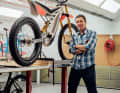Fatbike, DH-Maschine, Motorrad? Egger schert sich nicht um Grenzen.