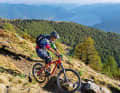 Die Cardada ist der Hausberg Locarnos. Im Winter bescheidenes Skikarussell, im Sommer ein toller Startpunkt für zig lohnende Abfahrts-Trails der meist fahrtechnisch anspruchsvollen Art. Seeblick inklusive! 