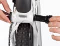5 Lagerschalen einsetzen: Jetzt können Sie das neue Innenlager in das Gehäuse einsetzen. Ein Spacer auf der Kettenblattseite wird nur nötig, wenn ein Shimano-Pressfit-Innenlager in Kombination mit einem 89,5 Millimeter breiten Gehäuse verwendet wird. Setzen Sie anschließend das Einpresswerkzeug in das Lagergehäuse ein und achten Sie darauf, dass es bündig und gerade auf dem Innenlager aufliegt.