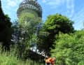 Der Fernsehturm auf der 312,5 Meter hohen Hünenburg: Hier starten die Trails in den westlichen Teil des Teutoburger Waldes.