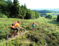 Synergie-Effekte: Die Drachenflieger-Schneise bei Werther erlaubt auch Bikern einen seltenen, freien Blick ins Westfälische Land. 