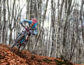 Die Downhill-Strecke am Kissavos ist nur im oberen Segment gemein steil. Unten hat Trail-Bauer Dimitris wieder entspannte Kurven in den Hang gelegt; die Kopfsteinpflastersträßchen im Bergdorf Panteleimonas.
