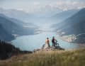 2. Die vielleicht meist fotografierte Stelle des Dreiländerecks: Der legendäre "Aussichtsfelsen", von dem aus man freien Blick auf den Reschensee und den dahinter thronenden Ortler genießt.