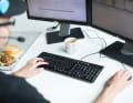 Im Kunden-Center geht es bewusst locker zu. Wer Hunger hat, holt sich was zum Essen, wem es nach Kaffee gelüstet, der geht zur Kaffee-Maschine. Die entspannte Atmosphäre soll auf die Kundengespräche abfärben und das Callcenter neben Beratung auch ein Gefühl von Vertrauen vermitteln. Deshalb werden Kunden auch konsequent geduzt.