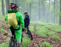 Patrick (vorne) und Alex waren bestens auf das miese Wetter vorbereitet und sogar mit ein paar Zusatzwatt ausgerüstet.