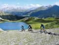 Die Südtiroler Trails vom Stilfserjoch hinunter sind unter Bikern so beliebt, dass sie bereits mit Zeitenregelungen gegen Sperrungen geschützt werden müssen. Doch nur ein paar Straßenkehren weiter wechselt man über den Umbrailpass ins Schweizer Val Müstair und hat diese gigantische Hochgebirgslandschaft ganz für sich – inklusive Bus Shuttle und nicht enden wollender Abenteuer-Trails.