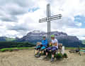 Ruhepause am Gipfelkreus in Alta Badia.