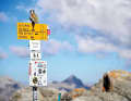 Ganz dezent, weil Biker und Wanderer in Graubünden gleichberechtigt sind: das "Rücksicht" – Schild am Piz Umbrail.