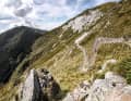 Der Monte Tamaro im Schweizer Tessin zieht seinen knapp 2000 Meter hohen Grat zwischen Lago Maggiore und Luganer See. Sein Abfahrts-Trail hat das größte Überraschungspotenzial aller fünf Trails.