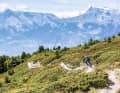 Der Monte Tamaro im Schweizer Tessin zieht seinen knapp 2000 Meter hohen Grat zwischen Lago Maggiore und Luganer See. Sein Abfahrts-Trail hat das größte Überraschungspotenzial aller fünf Trails.