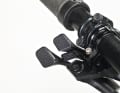 Canyon Strive CF 5.0: Mit der Neuauflage des Strive überarbeitete Canyon auch seinen Shapeshifter. Links am Lenker sitzt jetzt ein Kombi Schalter für die versenkbare Sattelstütze (großer Hebel unten) sowie für das Verstellen der Geometrie beziehungsweise des Federwegs.