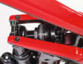 Canyon Strive CF 5.0: Der Pneumatikzylinder liegt unter einer Abdeckung. Er stellt für steile Anstiege den Sitzwinkel um 0,8 Grad steiler und erhöht das Tretlager um zehn Millimeter. Der Federweg des Hinterbaus reduziert sich dadurch auf 131 Millimeter ohne Beeinträchtigung der Funktion.