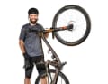 Technischer Overkill? Stefan Frey (BIKE-Redakteur) war mit dem Managen der zahlreichen Akkus stellenweise überfordert.