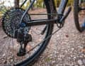Mehr Hightech geht nicht: Die Elek­tro-Version der Sram Eagle spart einen Zug, dafür muss man den Akku laden.