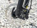 Specialized Rockhopper Comp: Moderne Steckachsen müssen in dieser Preisklasse alten Schnellspannern weichen.