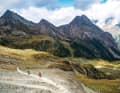 Shutteln – pedalieren – tragen. Doch wenn der Trail-Einstieg im Aostatal mal erreicht ist, steht dem Mont-Blanc-Panorama nichts mehr im Wege. Und einer episch langen Abfahrt erst recht nicht.