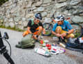 Im Gleichgewicht: Auf der Tour über den Col de Vessonaz muss man fürs Abendessen alles selbst einpacken – und natürlich gerecht auf alle Rucksäcke verteilen. 