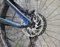 Bulls Wild Ronin RS: Die Power der Shimano-4-Kolben-Bremse wird sogar im Heck mit einer 203er-Scheibe nochmals verstärkt.