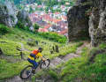 Nürnbergs Klettergarten: Die Fränkische Schweiz ist eine Bilderbuchlandschaft voller Burgen, Fachwerkhäuser und Brauereien – und das Mekka der Freeclimber. Mountainbiker kommen auch, aber sie kriegen nichts geschenkt – es geht zur Sache.