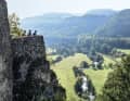 Die Ruine Neideck ist eine der zahlreichen Burgen, denen man auf Tour in der Fränkischen Schweiz begegnet. Mit Blick übers Wiesenttal.