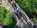 Dank der Brücke über den Burggraben ist die Ruine Neideck heute keine wehrhafte Festung mehr, sondern leicht zugänglich.
