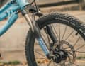 Eine Spinner Grind sorgt mit 50 Millimeter Federweg für etwas Komfort an der Front.