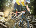 Canyon Strive CF 9.0: Trotz moderater Geometrie und überschaubarem Federweg verfügt das Strive bergab über erstaunliche Nehmerqualitäten.