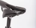Kleines Detail, große Wirkung. Die harte Kunststoffkante am Heck des Sattels wäre für ein Rennrad ok, hat an einem MTB aber nichts verloren.