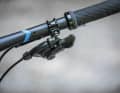 Sram GX Eagle: In Sachen Ergonomie bleibt alles beim Alten. Die Hebel sind etwas weit auseinander, die Oberfläche relativ glatt. Hochschalten kann man fünf Gänge auf einmal. Runter geht’s nur in Ein-Gang-Schritten. Dafür extrem schnell. Es gibt kaum Leerweg und sehr knackige Druckpunkte. 