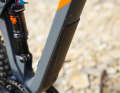Cube Stereo 120 HPC TM: Cube schützt das Unterrohr des Carbon-Rahmens ab Werk mit einem formschlüssigen Kunststoffteil gegen Steinschläge.