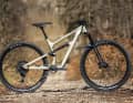 Kategorie All Mountain: Cannondale Habit Carbon 1 (14,1 kg / 141/140 mm / 29" / 3799 Euro).